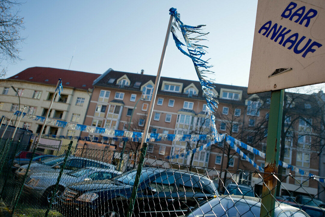 Beim Gebrauchtwagenkauf gilt: Besser genau hinschauen. Denn die Mehrzahl der Händler verschweigt Mängel, wenn der Kaufinteressent diese nicht konkret anspricht