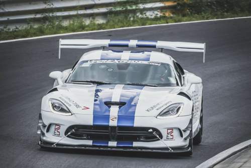 Die Dodge Viper ACR tritt in serienmäßiger Konfiguration auf dem Nürburgring an: 684 PS, 814 Newtonmeter Drehmoment, straßenzugelassene Kumho-Reifen
