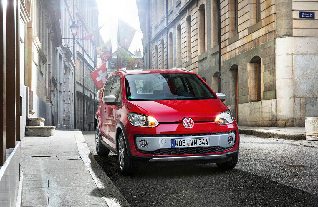 VW Cross Up: Zierelemente in silber, ein angedeuteter Unterfahrschutz und Gitter in der Front.