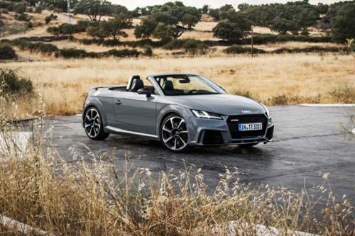 Das Verdeck des Audi TT RS öffnet und schließt innerhalb von zehn Sekunden bis zu einer Geschwindigkeit von 50 km/h