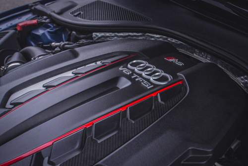 V8-Turbobenziner mit 605 PS. Die Carbon-Details kosten 500 Euro