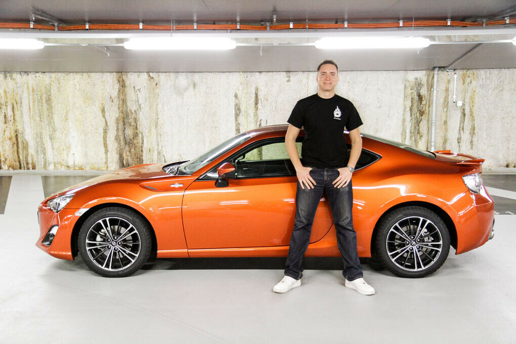 Heckantrieb, Front-Boxermotor ohne Turbolader. Dazu eine kompromisslose Abstimmung. Dieses Auto macht richtig Laune - wenn man Sportwagen mag