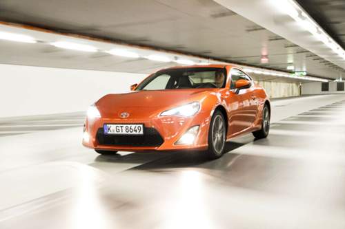 Dazu könnte man wohl "Kompaktsportler" sagen: Dieser Toyota ist nur 4,24 Meter lang und 1,29 Meter flach