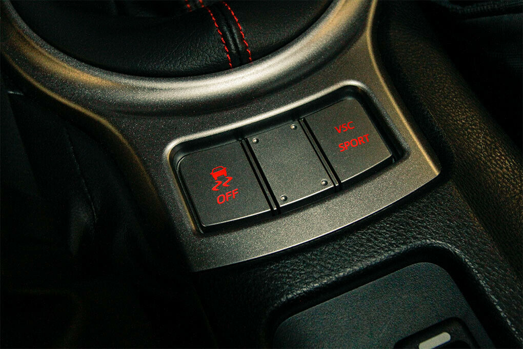 Wem der Toyota noch nicht kompromisslos genug fährt, der kann hier einen oder beide Knöpfe drücken