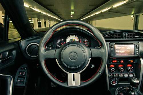 Cockpit: Übersichtlich und schick. Insbesondere die Tasten unter der Zweizonen-Klimaanlage gefallen