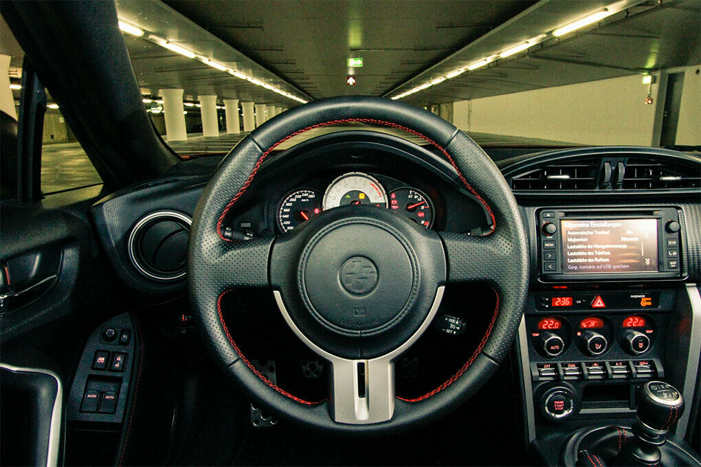 Cockpit: Übersichtlich und schick. Insbesondere die Tasten unter der Zweizonen-Klimaanlage gefallen