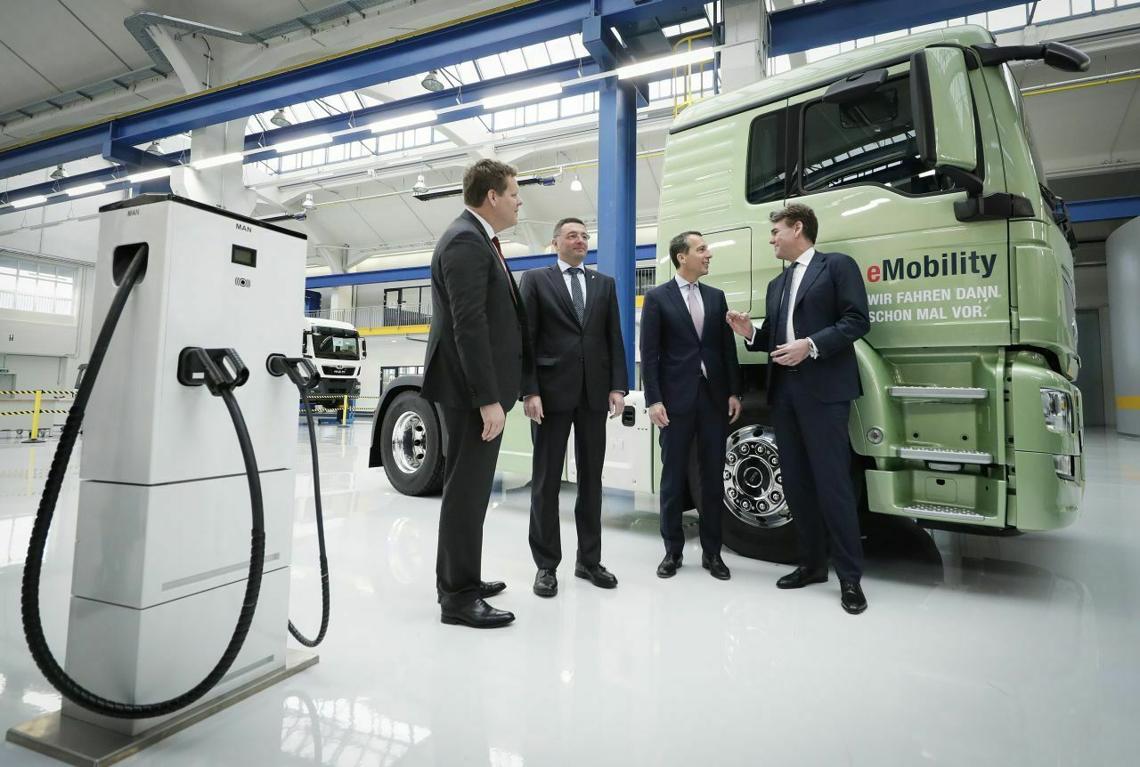MAN will den "eTruck" in Österreich testen. Im Bild: Der MAN-Chef Joachim Drees, der österreichische Verkehrsminister Jörg Leichtfried, Bundeskanzler Christian Kern und der MAN-Vorstand für Produktion und Logistik Carsten Intra (v.l.)