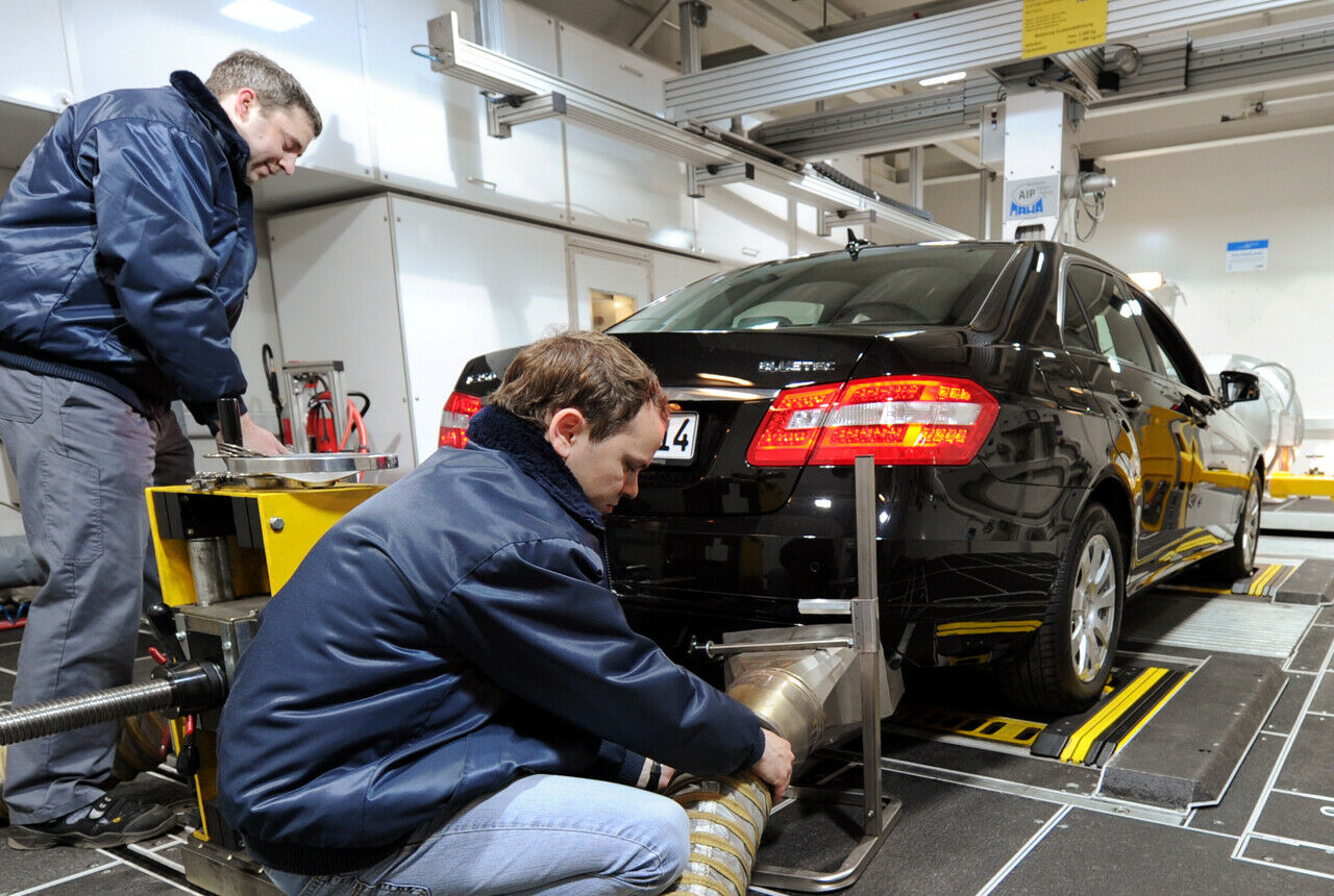 Das Kraftfahrtbundesamt hatte nach dem Bekanntwerden der Diesel-Affäre bei VW bei mehr als 50 verschiedene Herstellern den Abgasausstoß nachgemessen