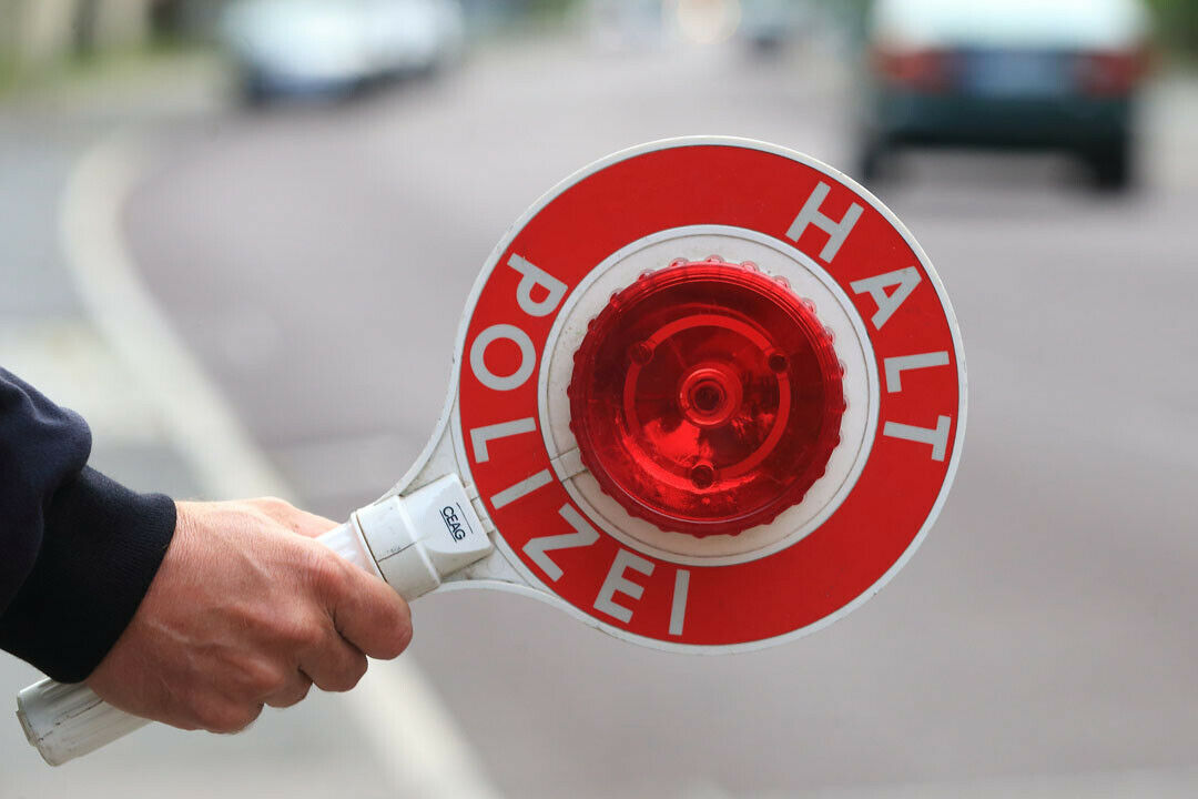 Die Polizei in Bayern stellte nach der Überprüfung eines 57-Jährigen fest, dass dieser ohne Führerschein, Zulassung und Kfz-Versicherung unterwegs war