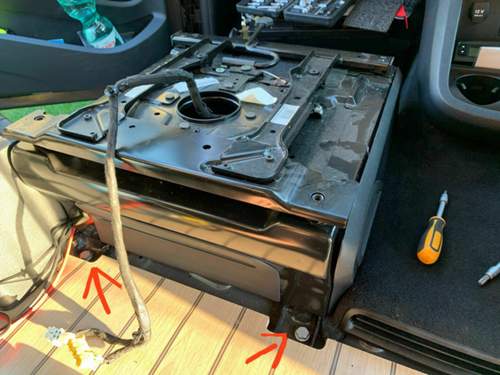 2 Sitzkastenschrauben hinten.jpg