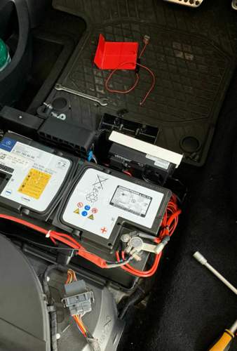 Ladebooster mit Klettband am Kunststoffwinkel befestigt und diesen Tesa Powerbond festgeklebt..jpg