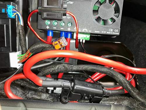 Signalkabel per WAGO-Klemme und 3A Sicherung verbunden. Zu beachten ist auch das abgesaegte Plastikteil im Hintergrund, damit der Ladebooster Platz hat..jpg