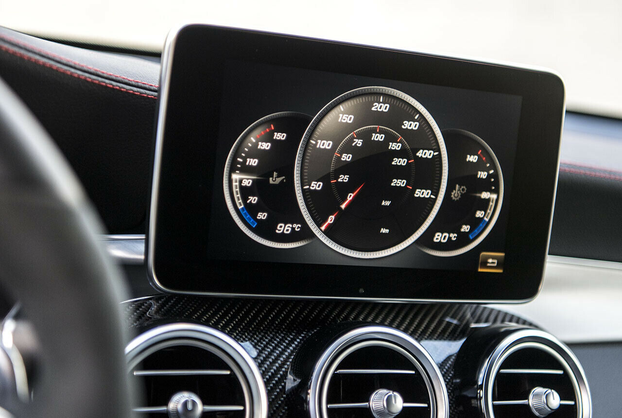 Über die jeweils anliegende Leistung und das Drehmoment informiert bei Bedarf das Display des Infotainmentsystems