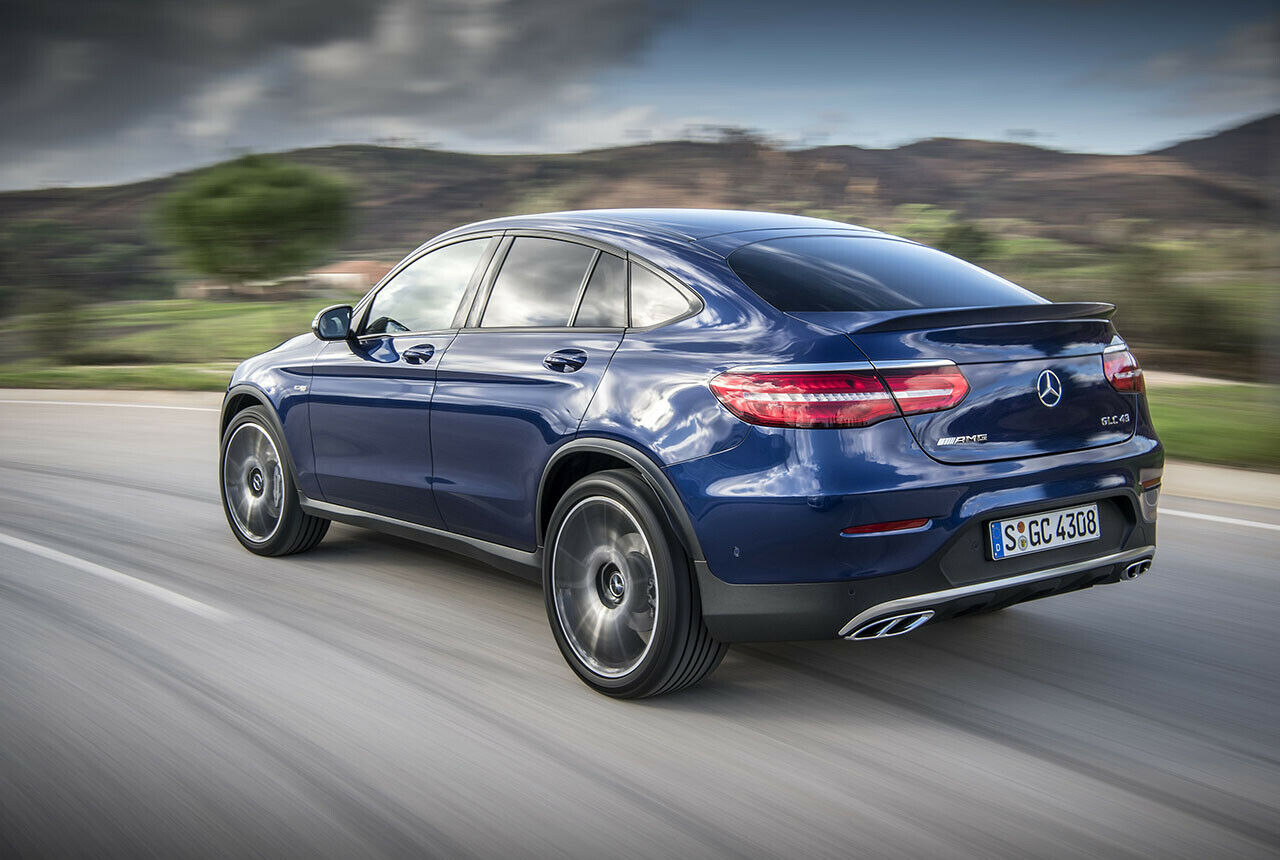 Die Heckschürze mit den vierflutigen Auspuffblenden ist AMG-typisch, der Bürzel bekommt beim GLC 43 Coupé einen kleinen Spoiler