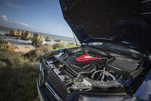 Das 3,0-Liter-Aggregat kennen Mercedeskunden eventuell aus anderen Baureihen, wenn AMG es in den Fingern hatte, sitzt ein rotes "V" drauf