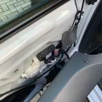 Abnehmen der Türverkleidung - im Bild ist ein violette Kippsicherung am Stecker zu sehen - diese beinhaltet alle Anschlüsse zur Türverkleidung auf der Fahrerseite - es empfiehlt sich also einfach diesen Stecker zu lösen