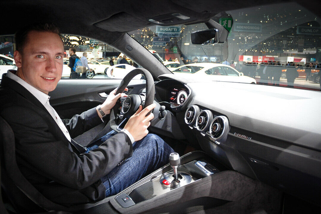 Blick in den TT: Alcantara, das Lenkrad aus dem Sport Quattro Concept und ein Monitor als Tacho