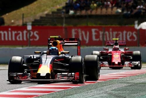 Red-Bull-Pilot Max Verstappen konnte sich auch Ferrari-Pilot Kimi Räikkönen vom Leib halten