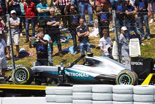 Frühes Aus für Mercedes, Hamilton und Rosberg gerieten kurz nach dem Start aneinander