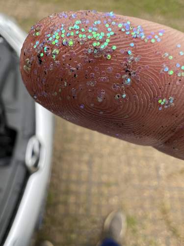 Glitzer am Finger