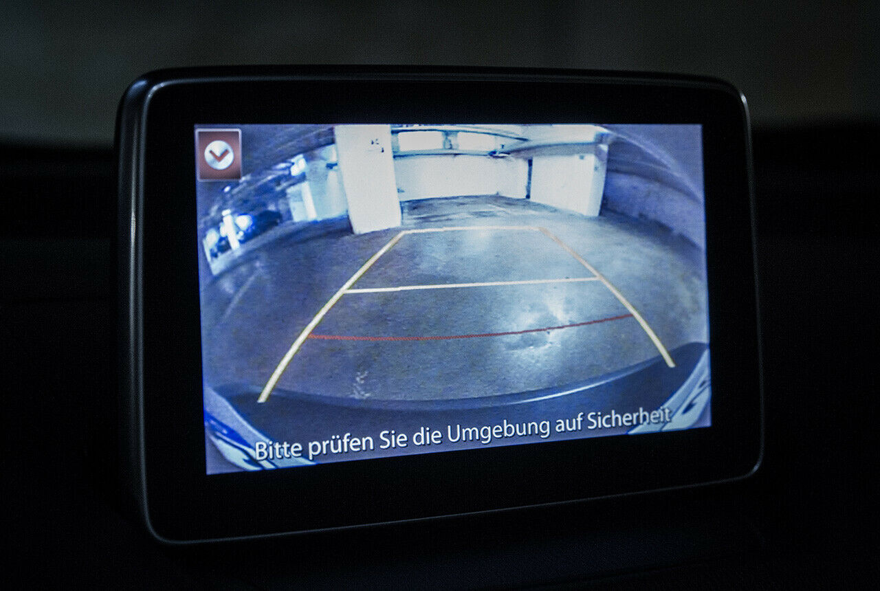 Das Videobild der Rückfahrkamera im Mazda CX-3 brilliert nicht mit Schärfe, als Einparkhilfe reicht es aber
