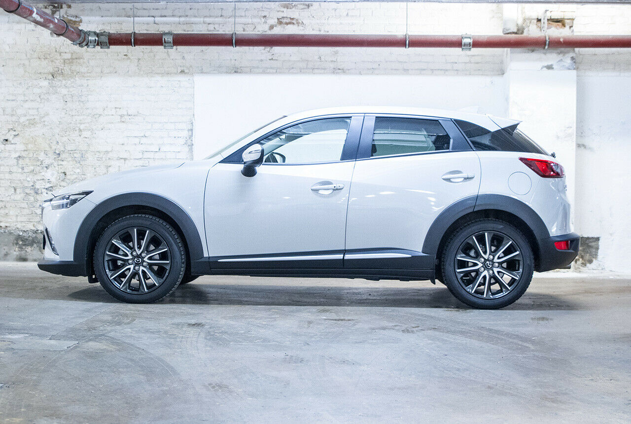 Konsequentes Design: Die Fensterflächen hält Mazda beim CX-3 so klein wie möglich, die hinteren Türen sind denkbar schmal