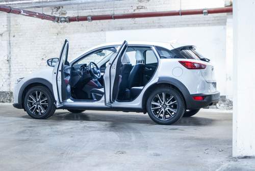 Mazda CX-3 im Test: Vorne fühlt man sich herzlich eingeladen, die hinteren Türen sind schmal und öffnen nicht weit genug