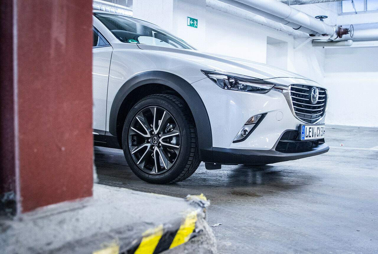 Der Mazda CX-3 gibt sich nicht nur optisch sportlich, sondern auch vom Fahrverhalten her, das Fahrwerk ist straff ausgelegt
