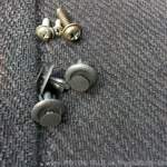 Schrauben und Clips, die aus der Türverkleidung zu entfernen sind