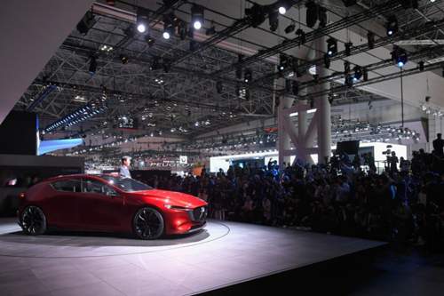 Auf der Tokio Motor Show rückte Mazda neben zwei Designstudien die neue Benziner-Generation ins Zentrum