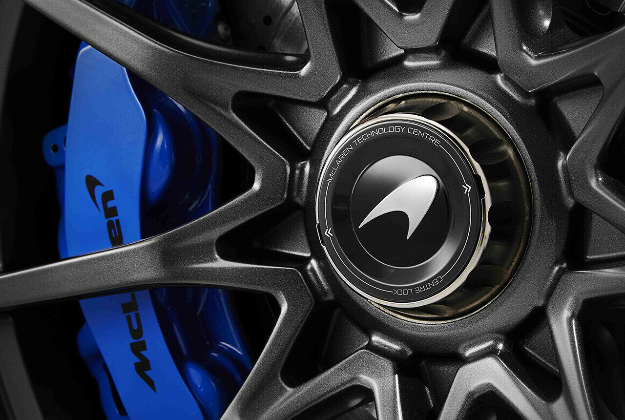 Der Senna stoppt mit Carbon-Keramikscheiben, die Leichtmetallräder verfügen über einen Zentralverschluss