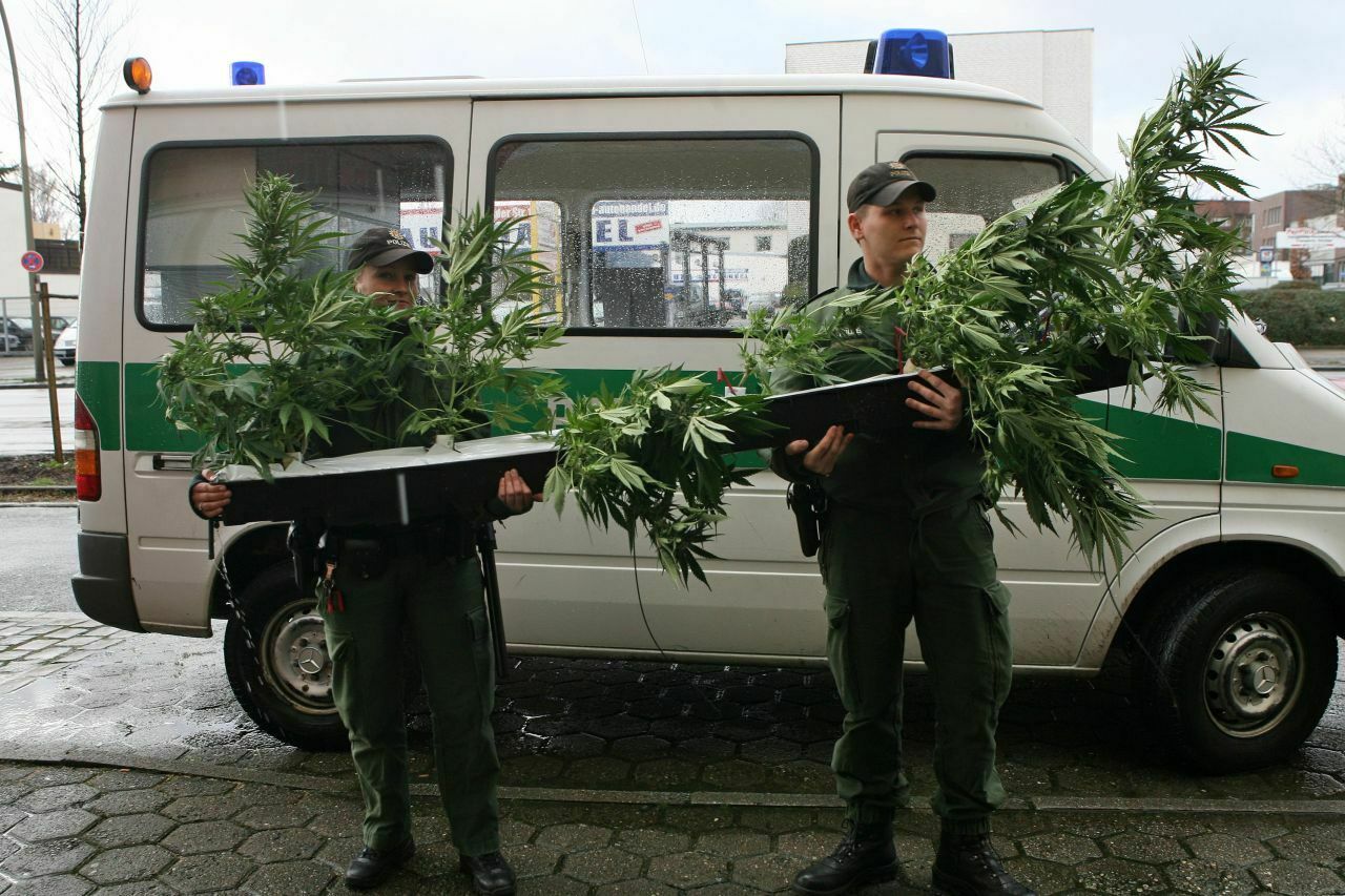 Wer von der Polizei mit kleinen Mengen Cannabis oder Restwirkstoff im Blut erwischt wird, riskiert heute keine strafrechtliche Verfolgung mehr - wohl aber den Verlust des Führerscheins