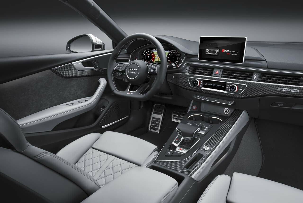 Innen unterscheidet sich der A5 nicht wirklich vom Audi A4, optional gibt es den voll digitalen Instrumententräger