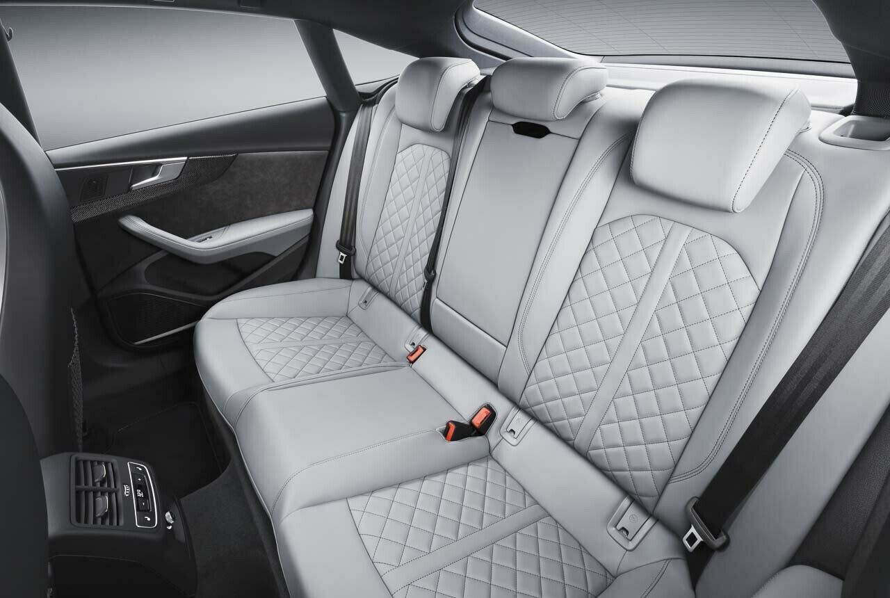 Auf den Rücksitzen bietet der Audi A5 als Sportback Platz für ausgewachsene Mitfahrer