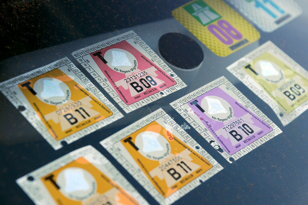 Österreich und die Schweiz geben Vignetten aus. In Frankreich wird die Maut nach der gefahrenen Strecke berechnet