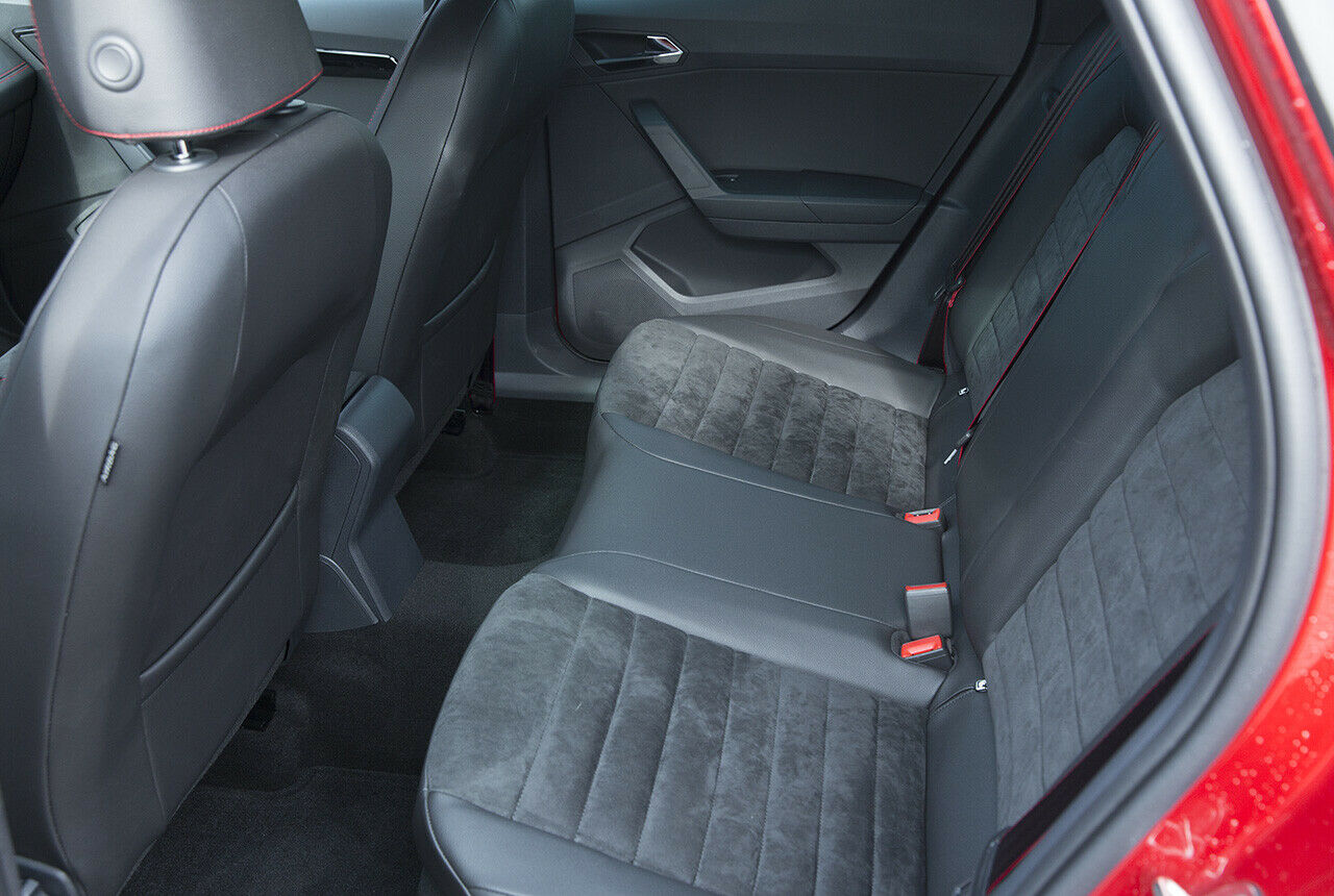 Passagieren der zweiten Sitzreihe bietet der Seat Arona angenehm lange Sitzflächen. Mittelarmlehne oder USB-Ladebuchsen gibt es nicht