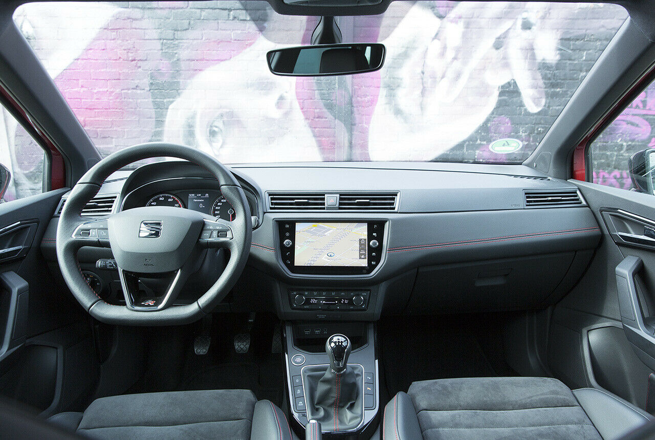 Das Cockpit des Arona entspricht weitestgehend jenem von Seats Kleinwagen Ibiza
