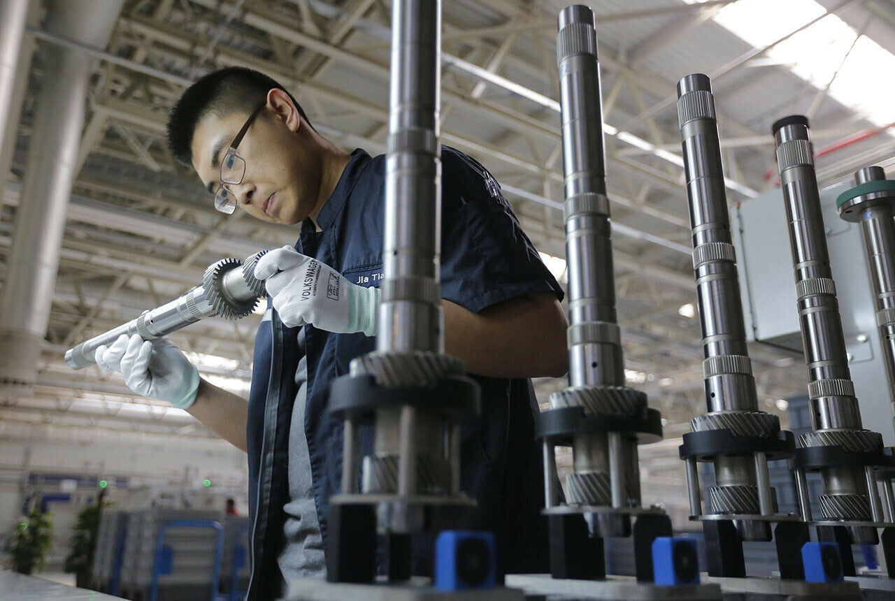 In China verkauft VW die meisten Autos: Ein Bild aus der Getriebefertigung in Tianjin, China
