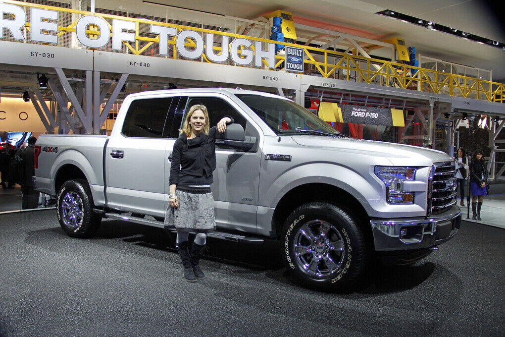 MT-Redakteurin Sabine Stahl vor dem neuen Ford F-150 auf der Auto Show in Detroit