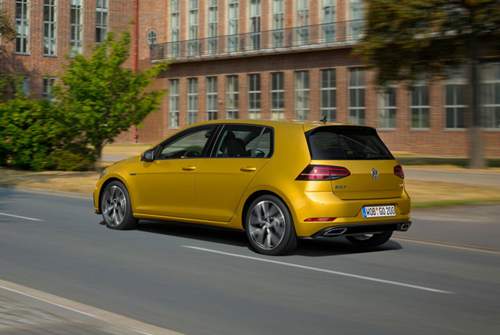 Die trapzeförmige Spange un die verchromten Auspuffblenden zieren den Golf 7 nur gegen Aufpreis