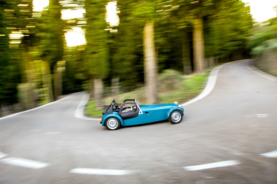 In den Kurven bleibt der Seven in der Spur als fahre er an einer Longe