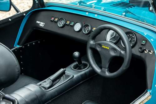 Im Cockpit des Caterham Seven ist nicht viel Platz