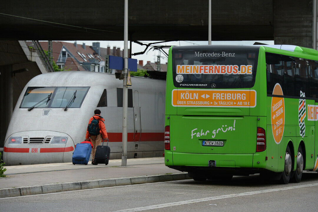 Die Züge bleiben im Bahnhof - Fernbusanbieter und Taxi-Unternehmen bereiten sich während des Streiks auf eine deutlich höhere Nachfrage vor
