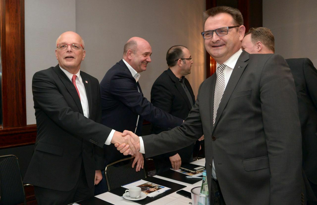 Der Vertreter der IG Metall Niedersachsen-Sachsen-Anhalt, Hartmut Meine (l), und der Verhandlungsführer der Volkswagen AG, Martin Rosik haben sich geeinigt