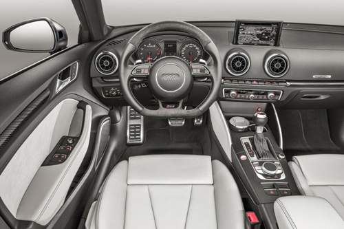 Im RS3-Innenraum: Leder, Alcantara und ein paar RS-Embleme