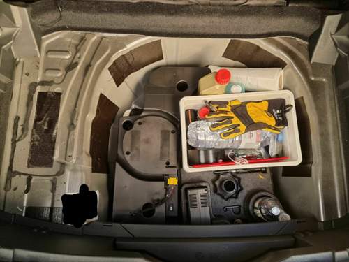Verbauten Sub in der Reserverad Mulde