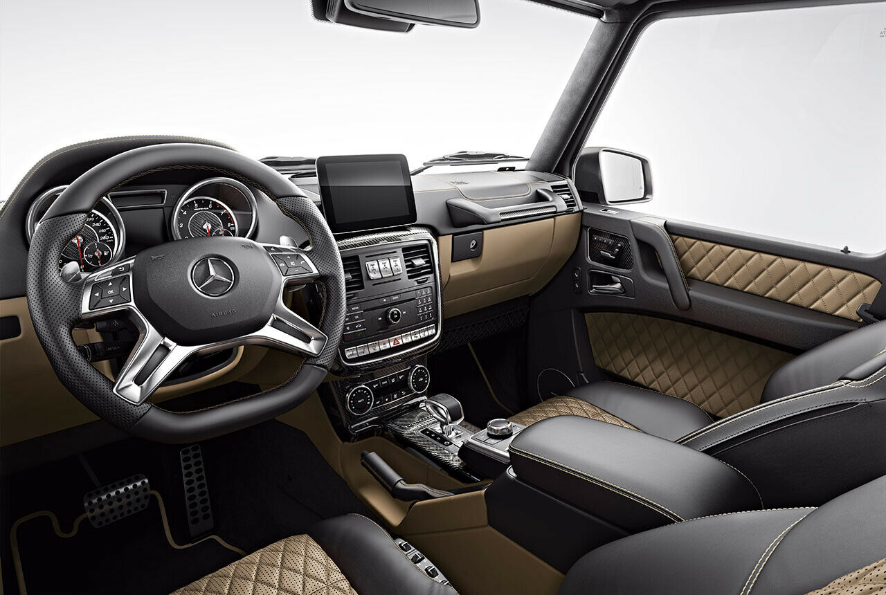 Beim G 63 beledert Mercedes-AMG das Armaturenbrett in zwei Farben