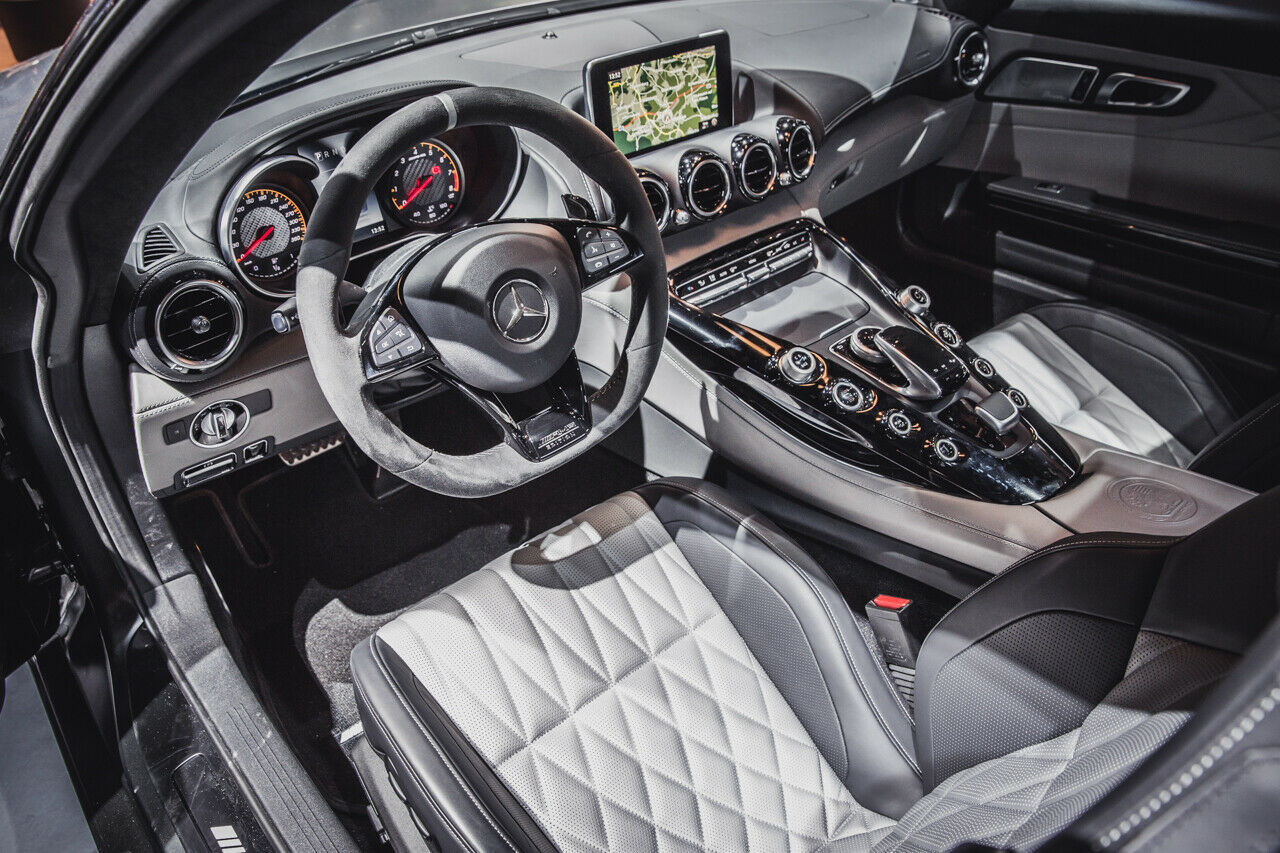 Im Innenraum des Mercedes-AMG GT C Edition 50 wird viel Nappaleder vernäht