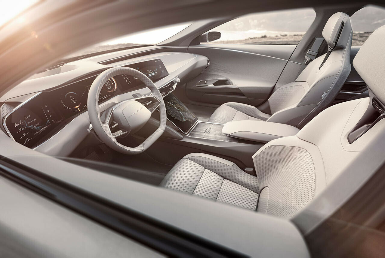 Das Cockpit des Lucid Motors Air wird dominiert von diversen großen LCDs für Instrumentenanzeige und Infotainment