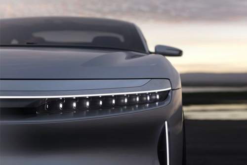 Die Frontscheinwerfer bilden diverse LEDs, die bei Nichtbenutzung nach hinten klappen
